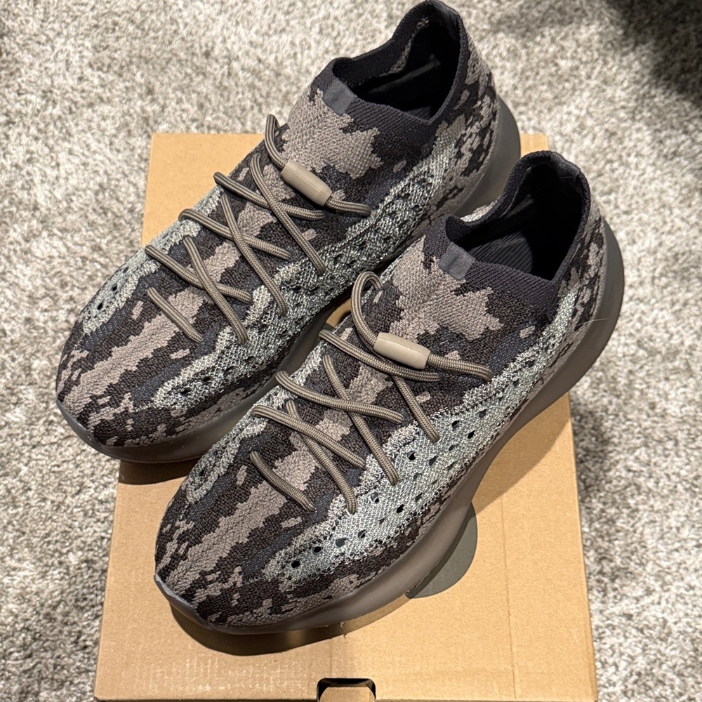 Yeezy 380 gz0472 Stosal colorway in men’s 11.5
